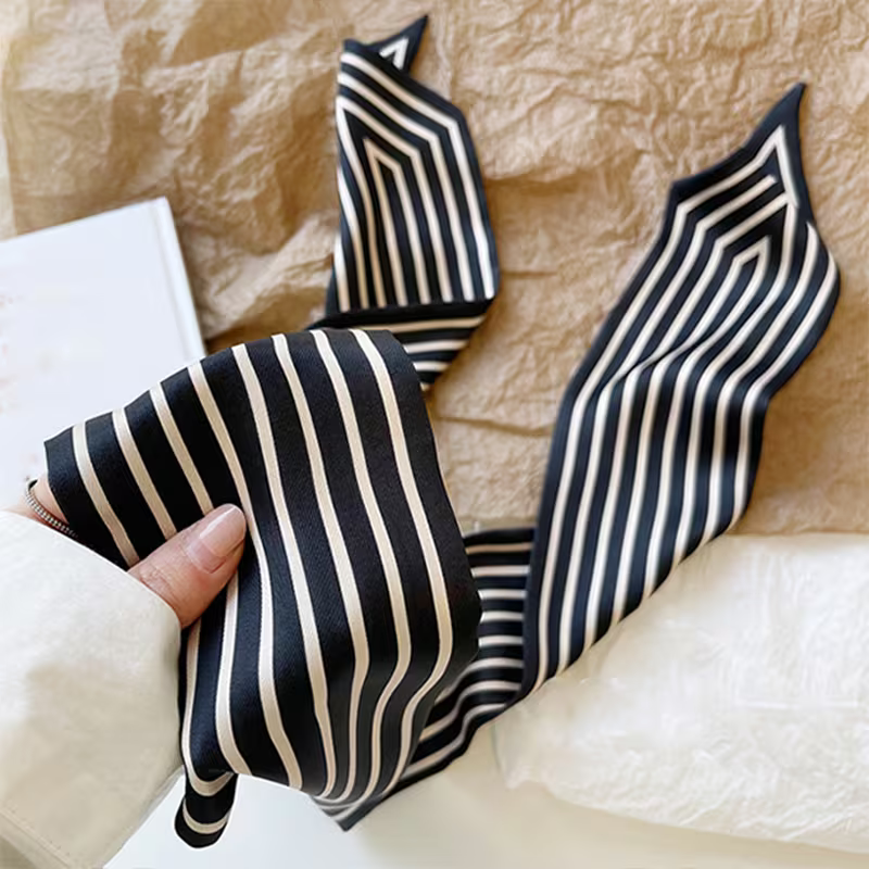BLACK AND WHITE STRIPED SCARF