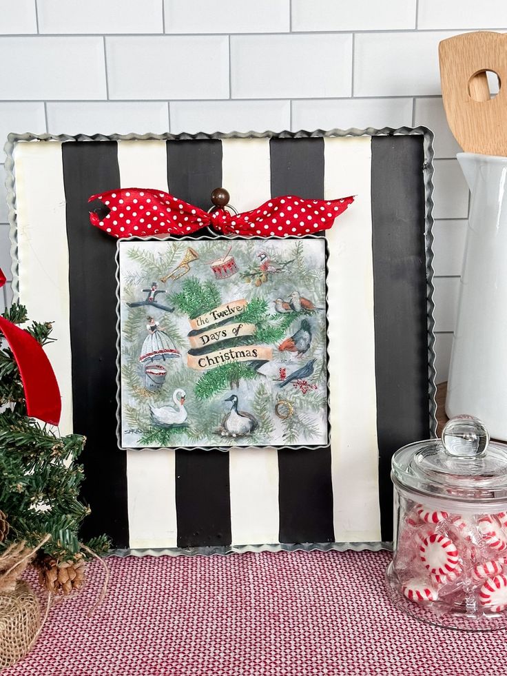 BLK WHT STRIPPED DISPLAY