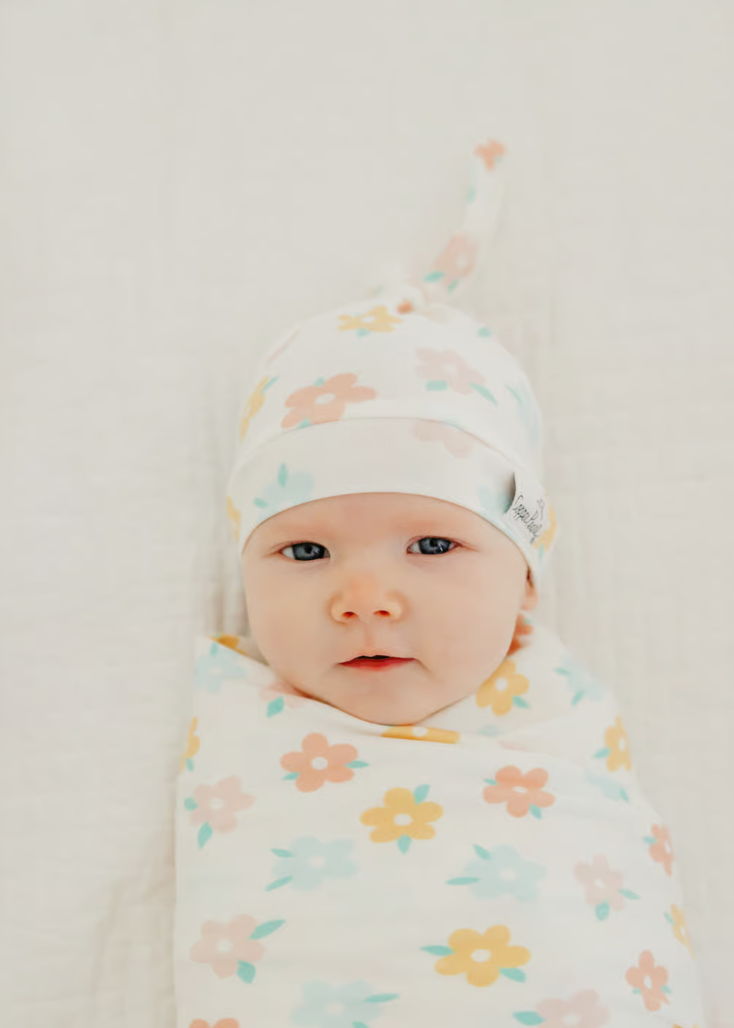 TOP KNOT HAT-DAISY : 0-4 MONTHS