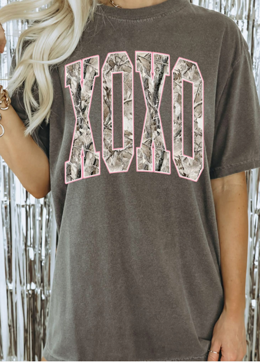 XOXO CAMO TEE - PEPPER