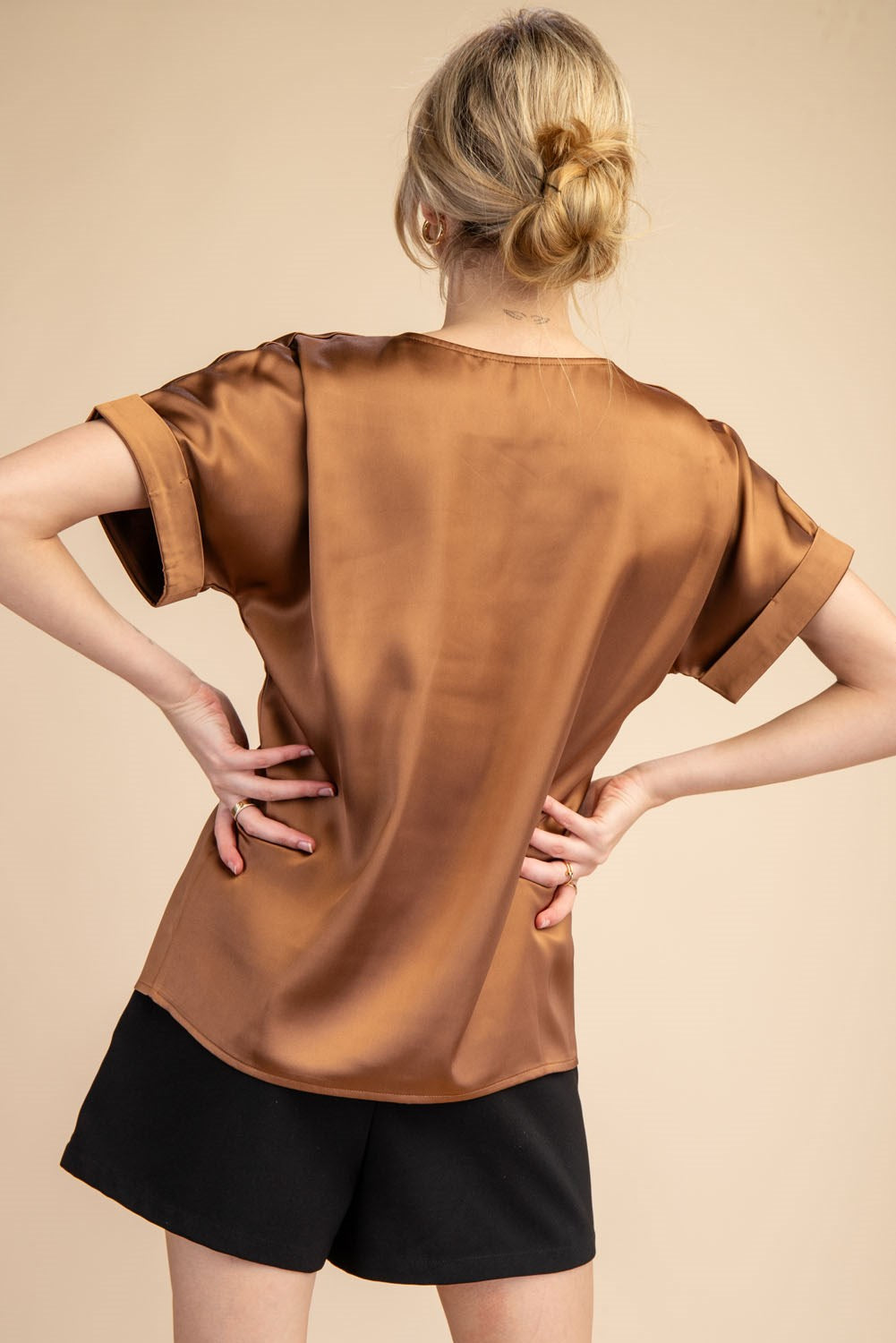 V-NECK SHORT SLEEVE TOP- MOCHA