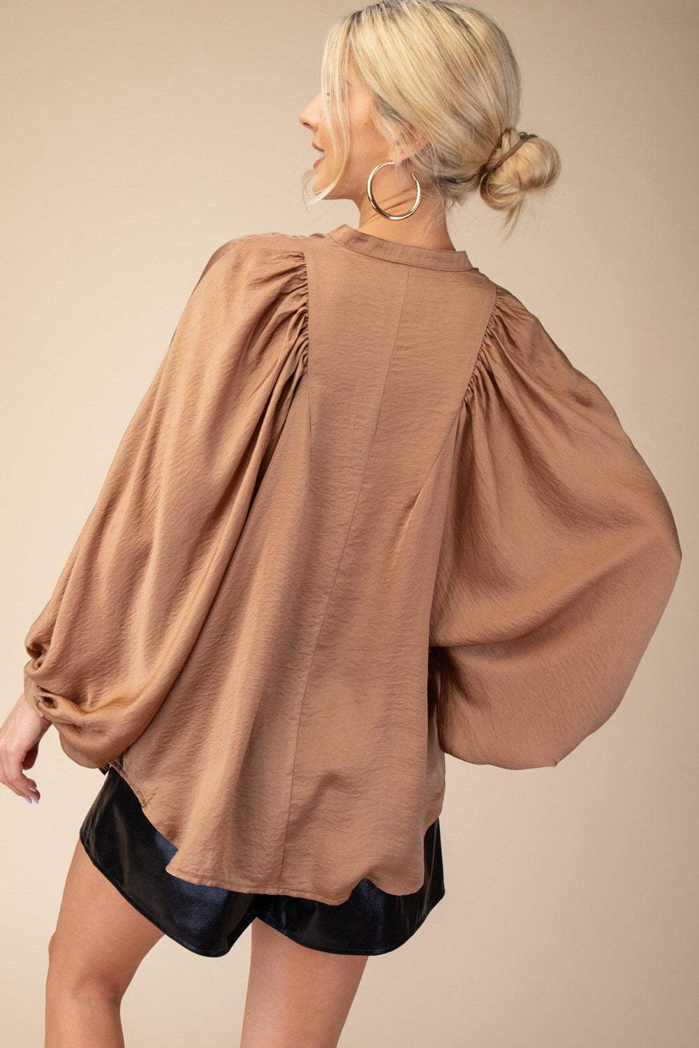 V-NECK BAND SHIRRING SLEEVE TOP-TAUPE