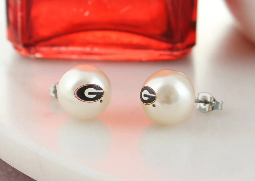 GEORGIA LOGO PEARL STUD EARRINGS