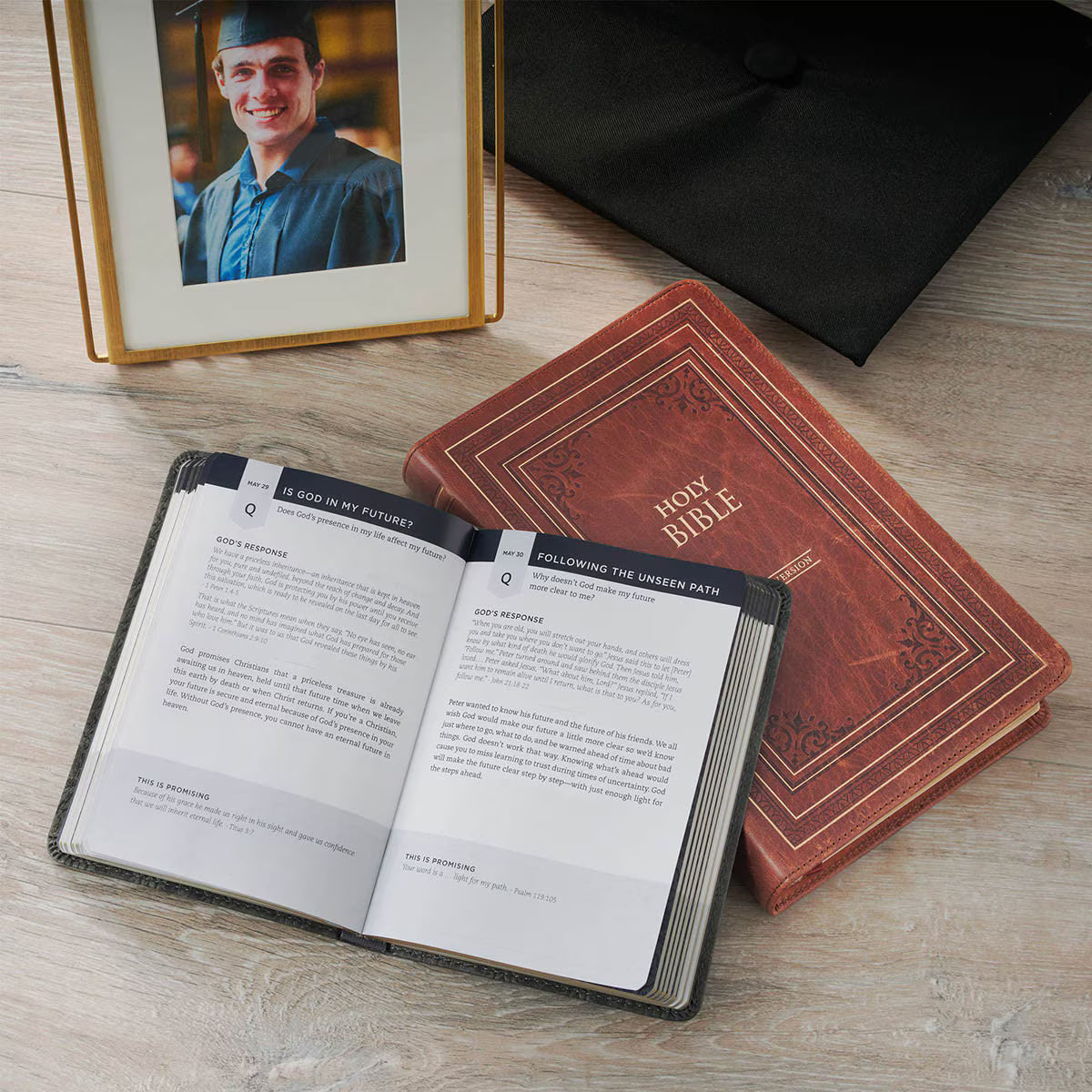 ONE MINUTE WITH GOD FOR GRADUATES - 365 DAY DEVOTIONAL