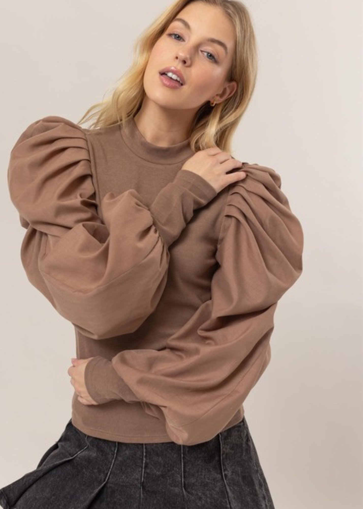 VOLUMINOUS CARMELLA TOP- MOCHA