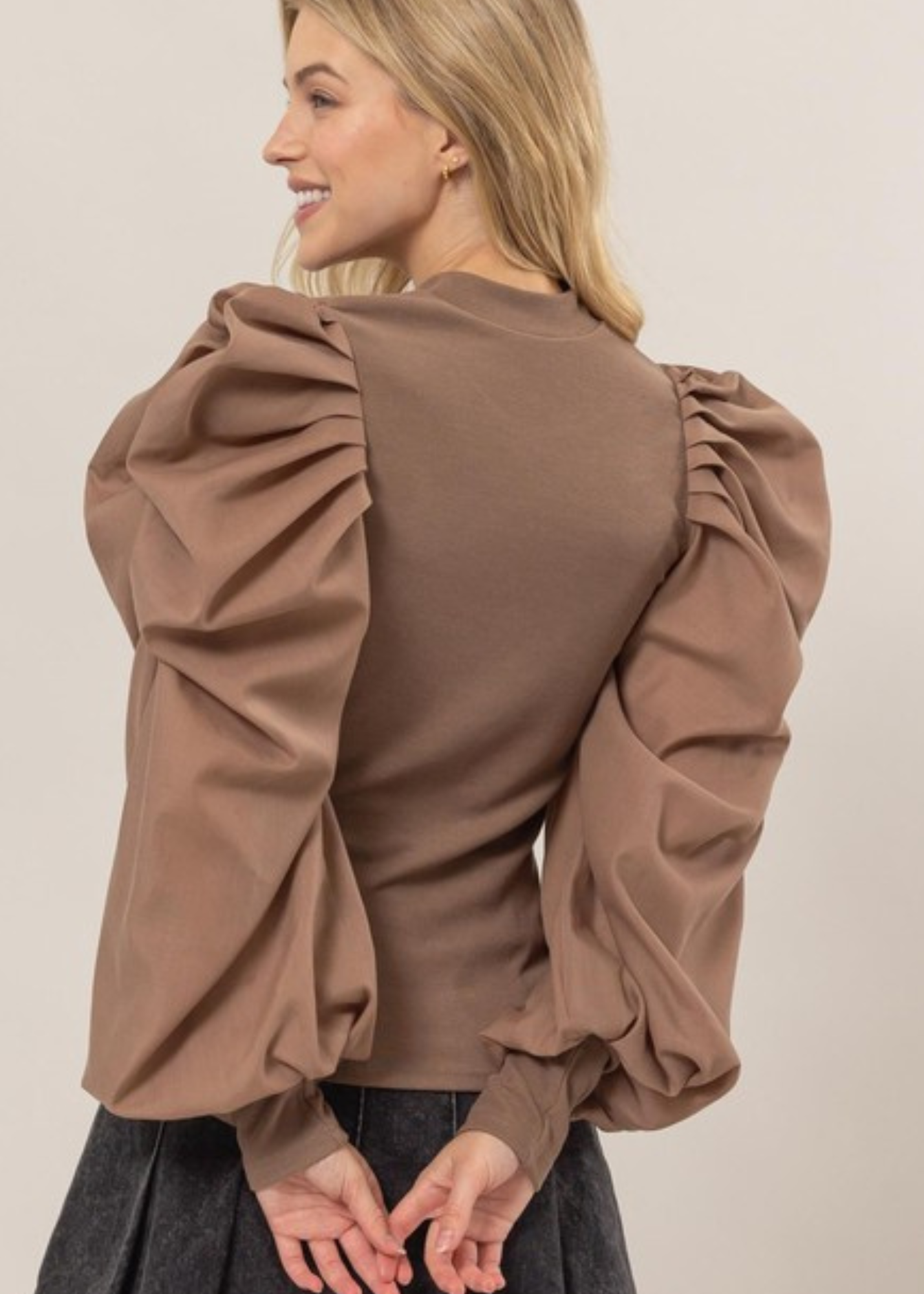 VOLUMINOUS CARMELLA TOP- MOCHA