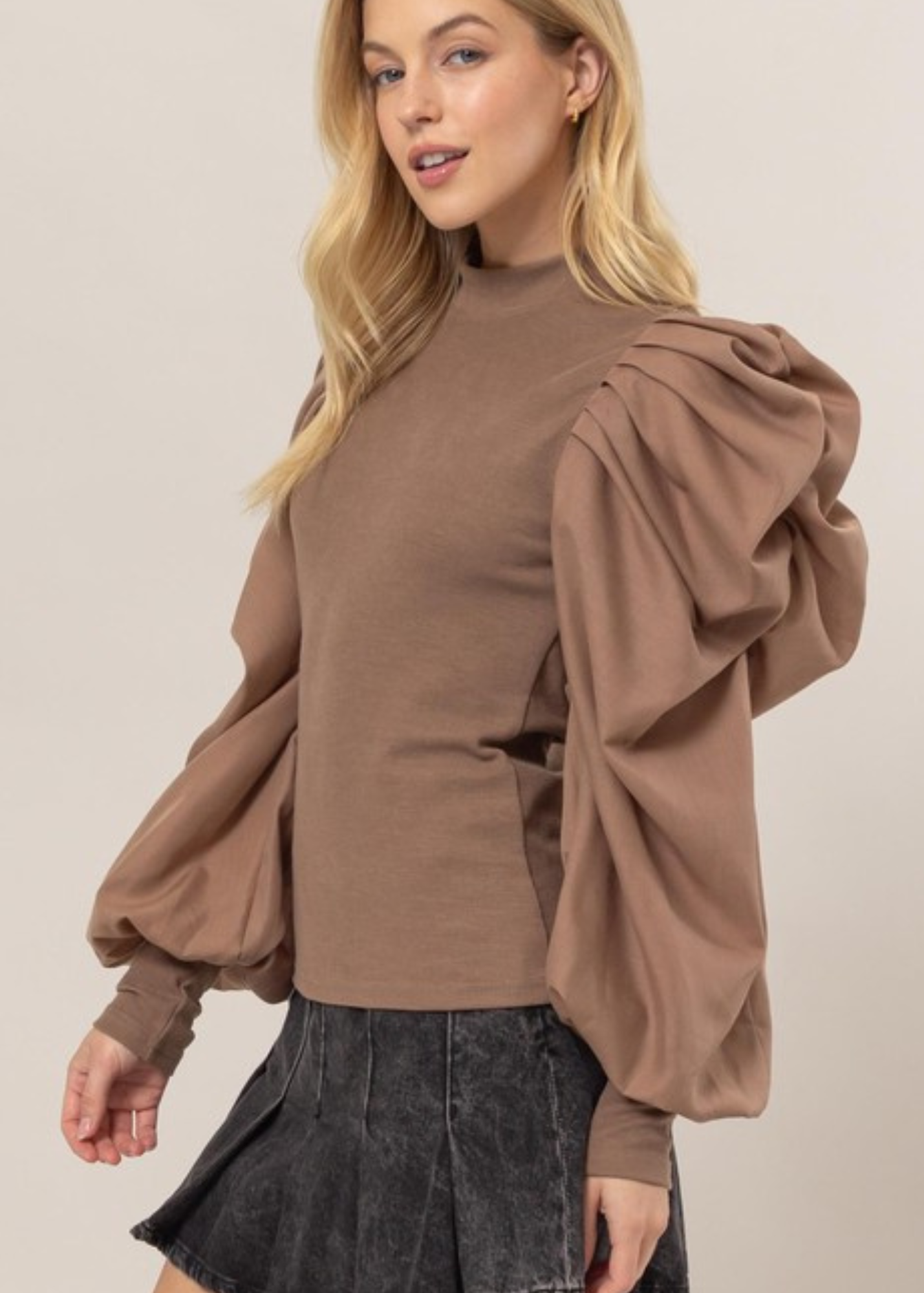 VOLUMINOUS CARMELLA TOP- MOCHA