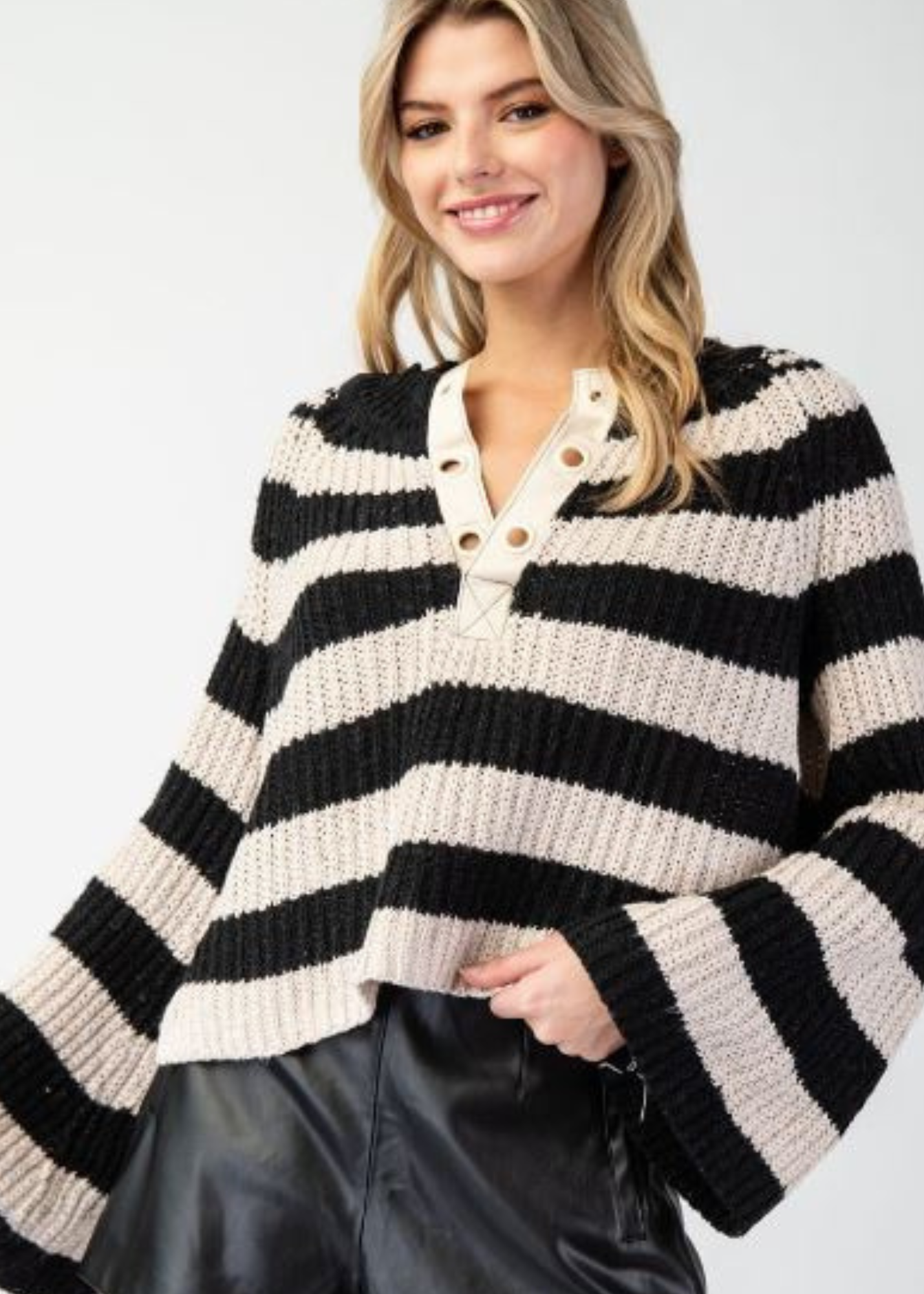 JAYDIE STRIPPED BELL SLEEVE SWEATER:BLACK