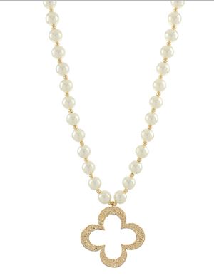 HAMMERED CLOVER OUTLINE PEARL NECKLACE - GOLD