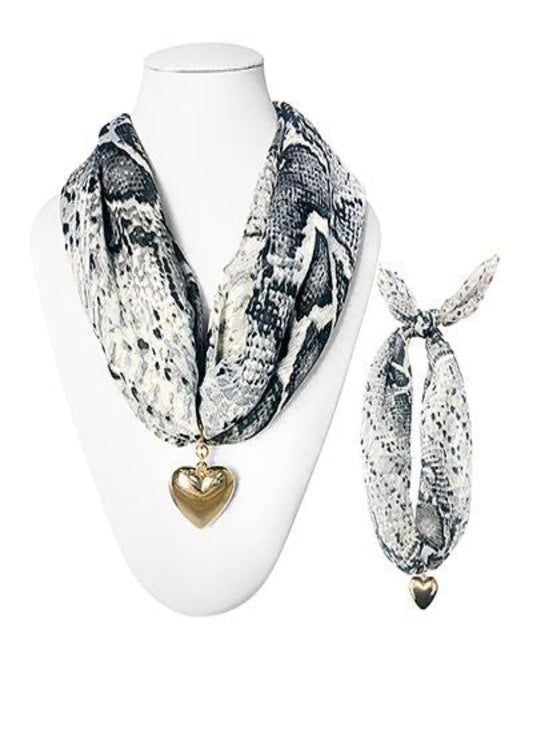 HEART & SCARF SNAKE PATTERN NECKLACE