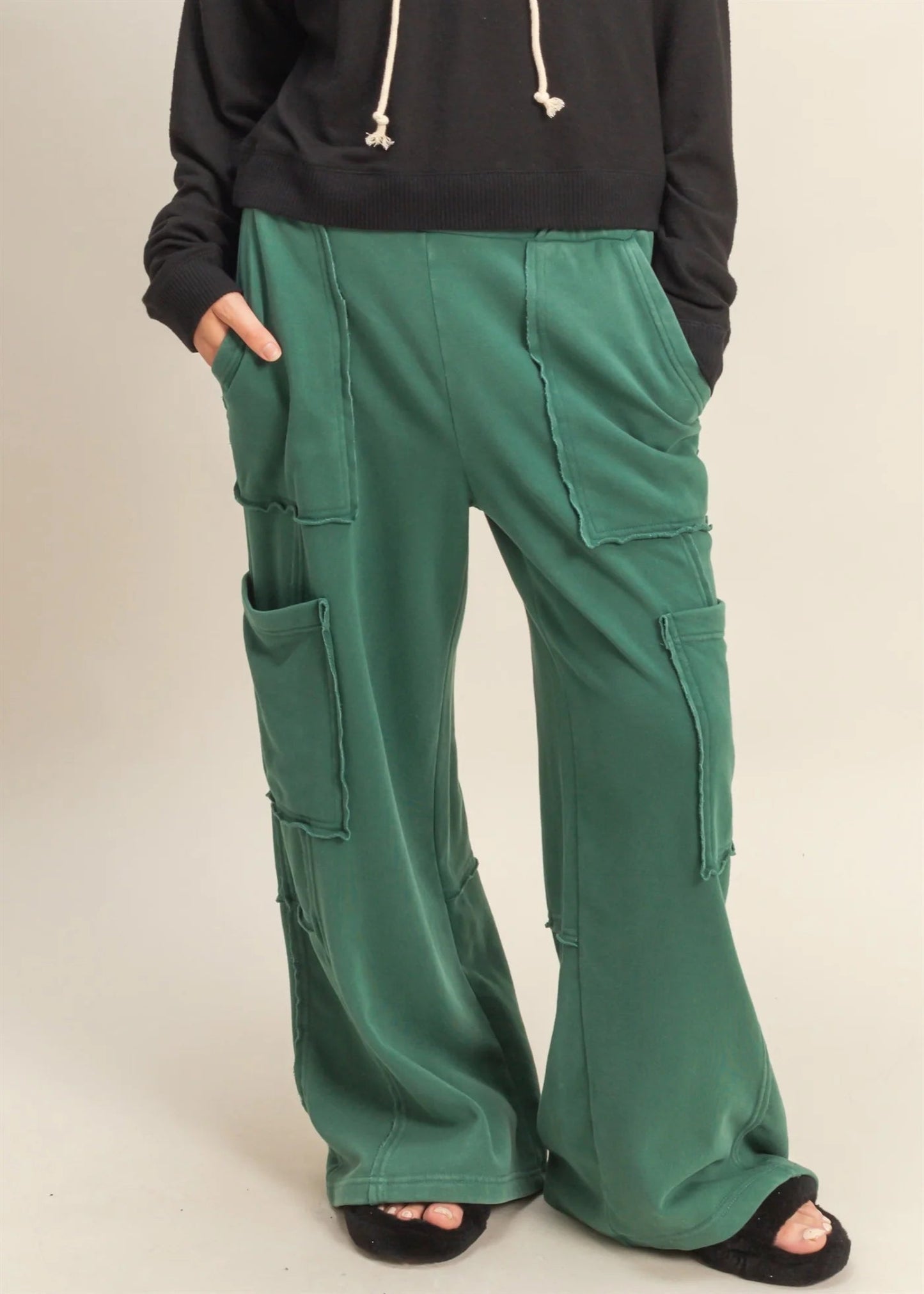 MINERAL WASHED OVERSIZED CARGO SWEATPANTS - DARK GREEN